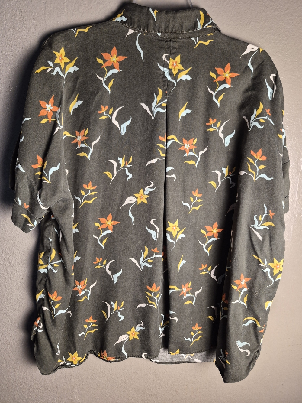Duluth Trading Co Dark Green Floral Short-Sleeve Button-Down Shirt - Picture 4 of 4